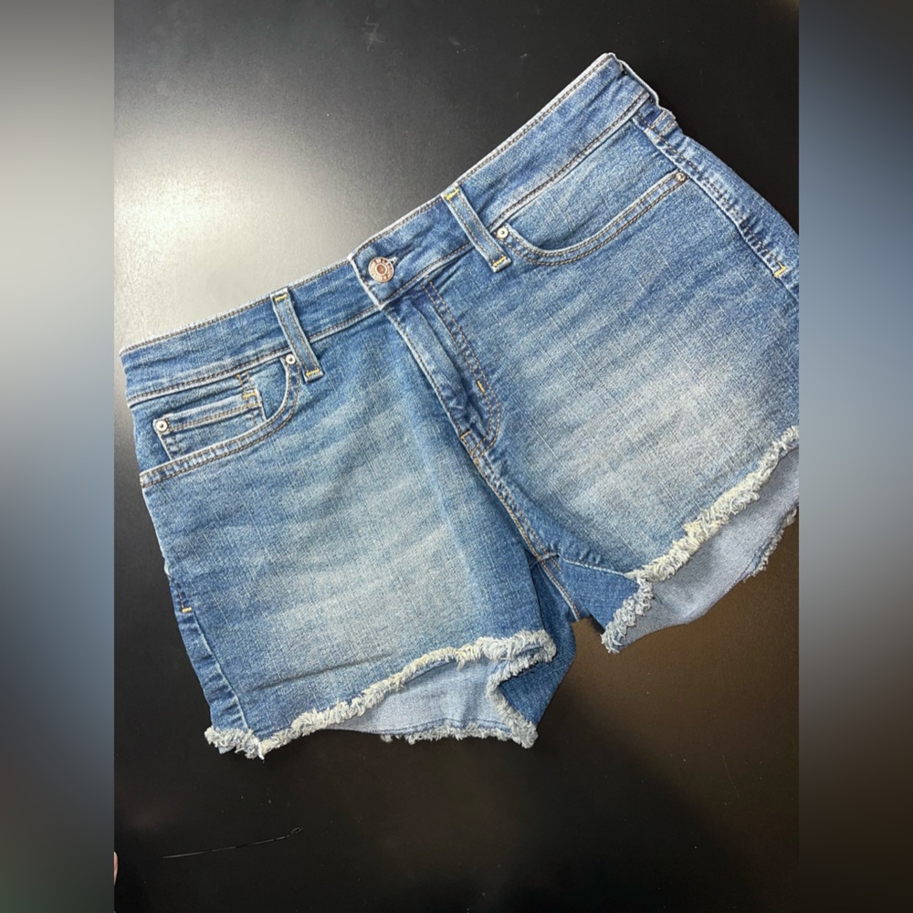 Levi Strauss Signature Gold Mid Rise Raw Hem Medium Wash Short Size 28(6) EUC